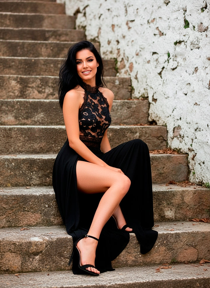 Vestido Fiesta Cuello Alto Sin Mangas Con Aplicaciones de Encaje y Hendidura en Pecho - Liza Pons