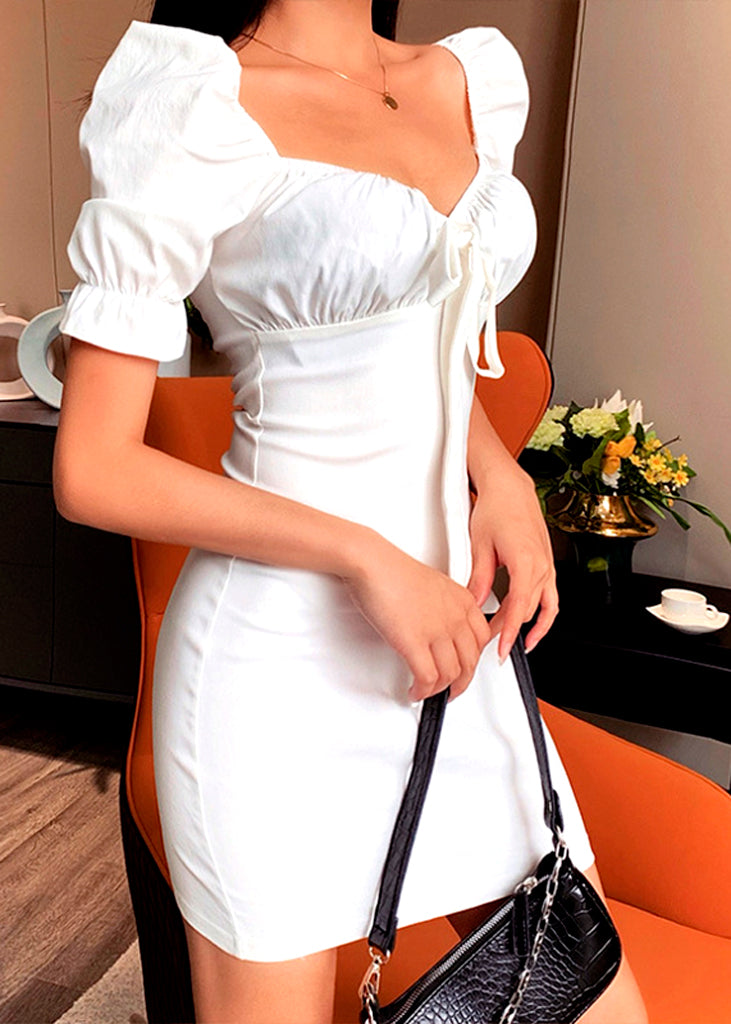 Vestido corto de escote cuadrado con terminación v y lazo decorativo en frente - Liza Pons