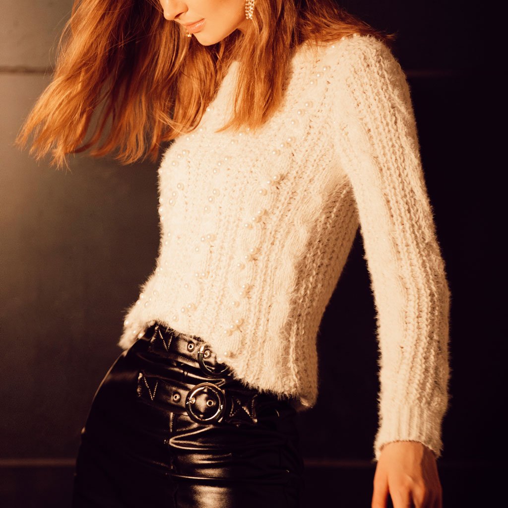 Suéter de cuello redondo tejido con aplicación de perlas al frente - Liza Pons