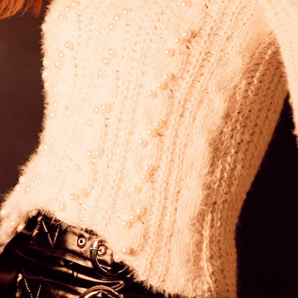 Suéter de cuello redondo tejido con aplicación de perlas al frente - Liza Pons